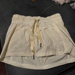 Cute cute cute yellow lululemon skort!